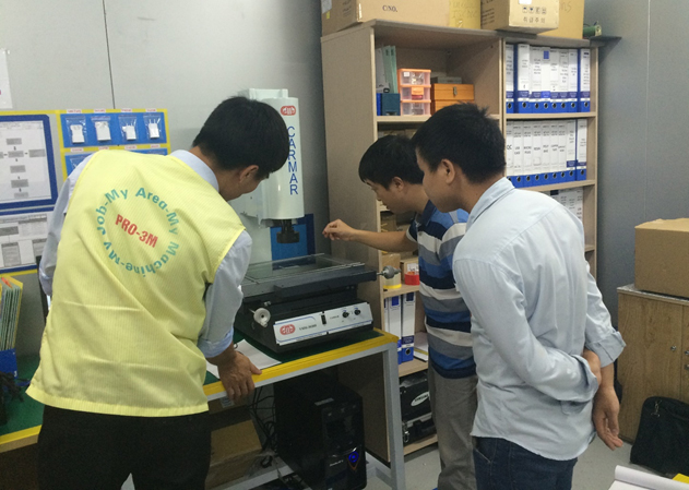 Kỹ sư Dịch vụ Kỹ thuật của Công ty TNHH Sao Đỏ Việt Nam đang hướng dẫn vận hành máy đo tọa độ quang học VMM-3020D cho các cán bộ kỹ thuật của Công ty TNHH RFTECH THÁI NGUYÊN trên mẫu thực